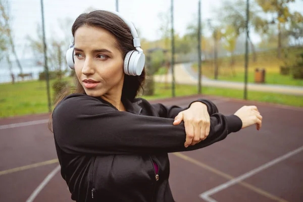 Primer plano de la mujer bonita que hace deporte — Foto de Stock