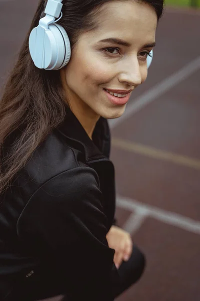 Close up di gentile ragazza che ascoltando musica — Foto Stock
