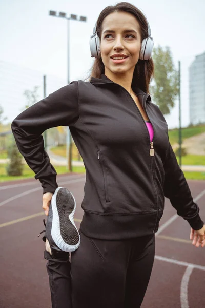 Activa joven mujer haciendo ejercicio — Foto de Stock