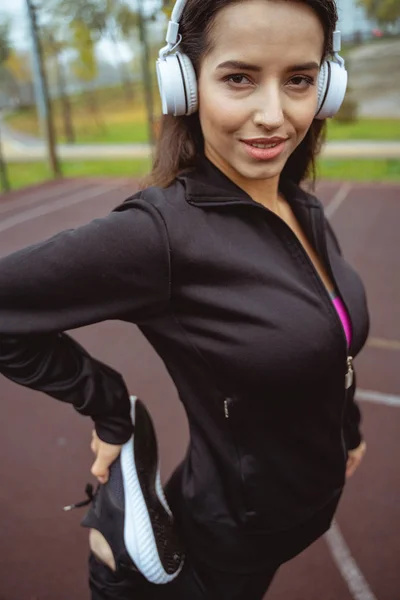 Retrato de mujer linda que mirando a la cámara — Foto de Stock