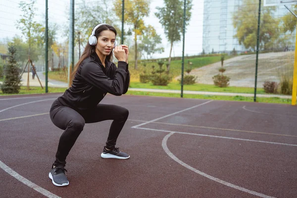 Glad långhårig brunett flicka gör fysisk träning — Stockfoto