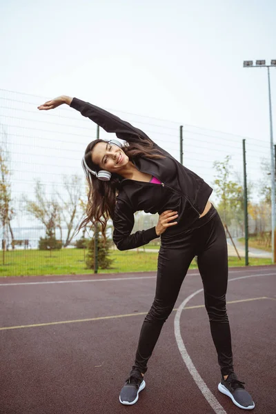 Positivo encantado joven mujer haciendo deporte — Foto de Stock