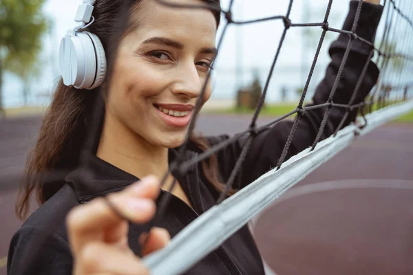 Retrato de mujer feliz que te mira — Foto de Stock