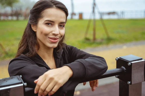 Portret pięknej kobiety, która pokazuje swój uśmiech — Zdjęcie stockowe