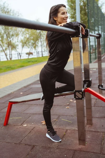 Femme enchantée rêvant d'un corps sportif parfait — Photo