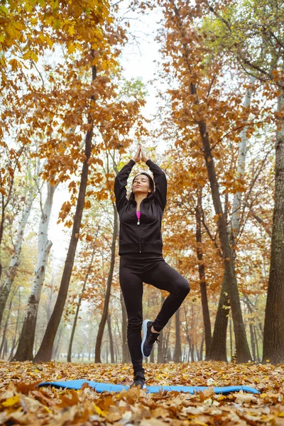 Fantastisk brunett kvinnlig person stående i yogapose — Stockfoto