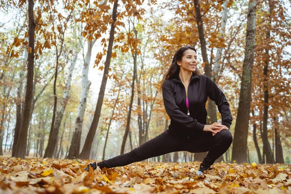 Positivo encantado joven que tiene vida activa — Foto de Stock