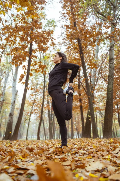 Konsantre olmuş sporcu kadın yarı pozisyonda duruyor. — Stok fotoğraf