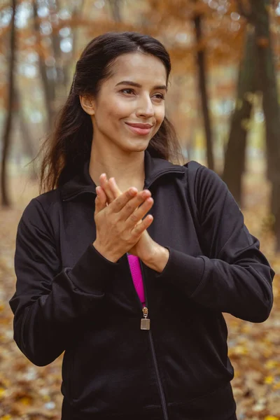 Portrait de femme heureuse qui tient la main ensemble — Photo