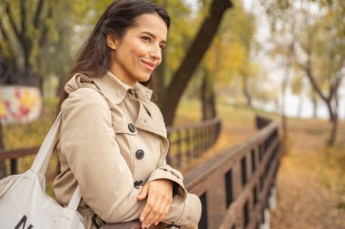 Mutlu, uzun saçlı dişi sıcak günün tadını çıkarıyor.