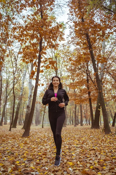 Fille brune agréable faisant du sport avec plaisir — Photo