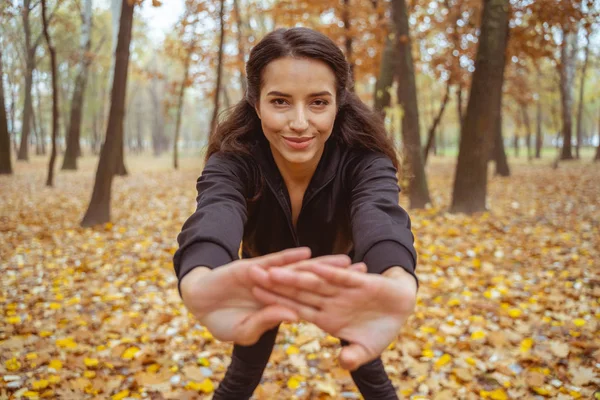 Primer plano de la linda mujer que estira su cuerpo — Foto de Stock