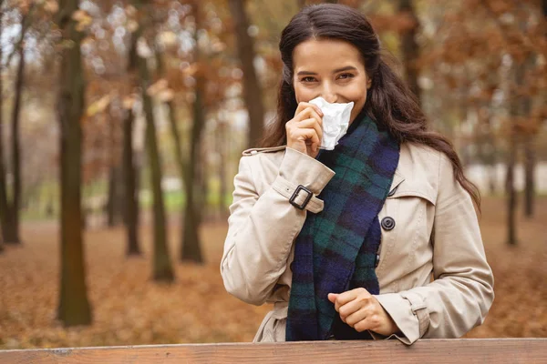 Charming brunette woman looking straight at camera — Stok Foto