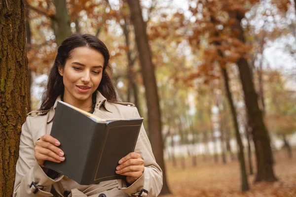 Relaxed young female person reading romantic story — Stock Photo, Image