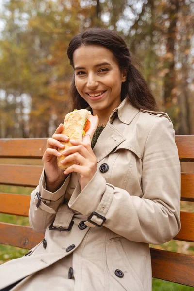 Joven agradable almorzando en el parque — Foto de Stock