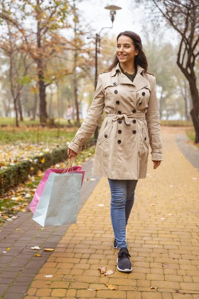Удивительная длинноволосая девочка, гуляющая после удачного шопинга — стоковое фото