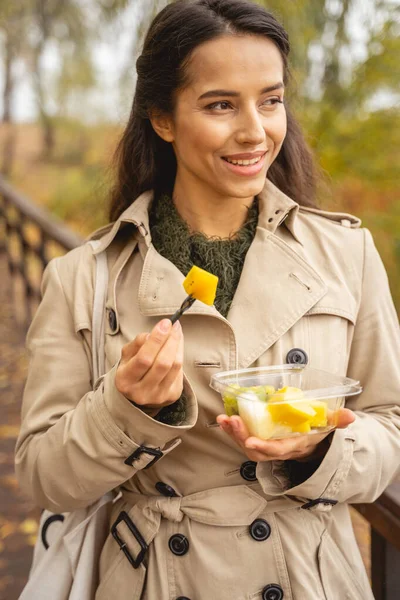 Relajada joven mujer disfrutando de frutas frescas — Foto de Stock