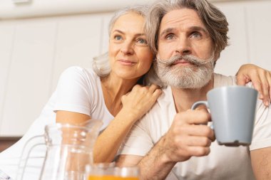 Bir fincan kahveyle dingin bir adam