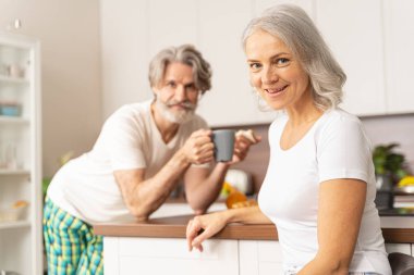 Mutlu modern kadın kameraya gülümsüyor.