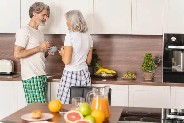 Gifta par äter frukost i köket — Stockfoto