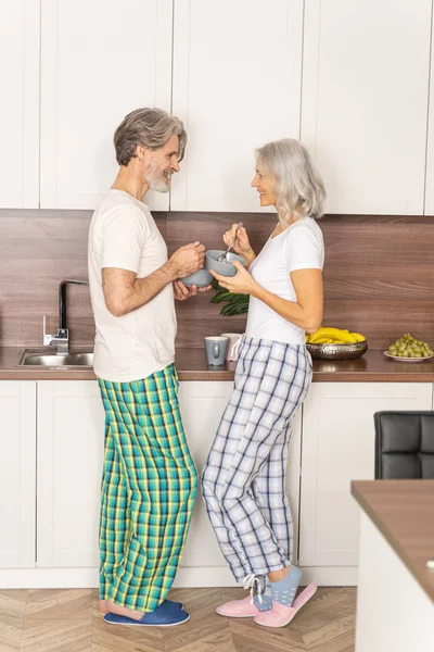 穿着睡衣的情侣站在厨房里 — 图库照片