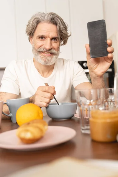 Handsome Caucasian man posing for the camera — Stock Photo, Image