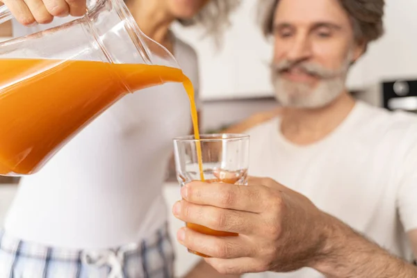 Man som håller ett glas i handen — Stockfoto