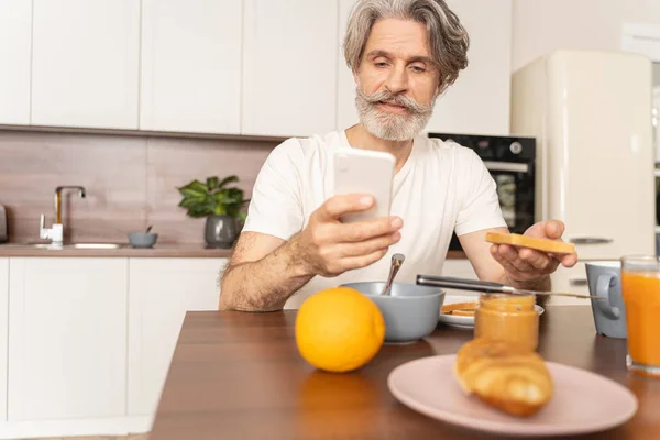 Man surfing the internet on his cellphone — Stock Photo, Image