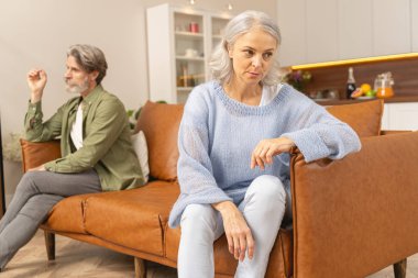 Üzgün olgun erkek mesafeye bakıyor.