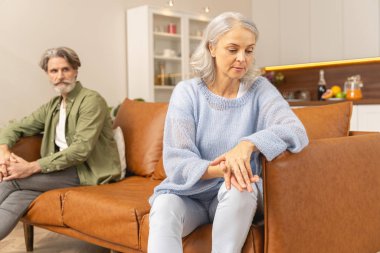 Çaresiz beyaz adam karısına bakıyor.