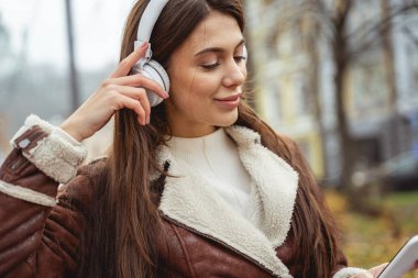En sevdiği şarkıyı seçen tatlı kıza yakın dur.