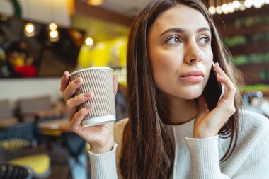 Oldukça uzun saçlı bir kız tüm kulaklarıyla