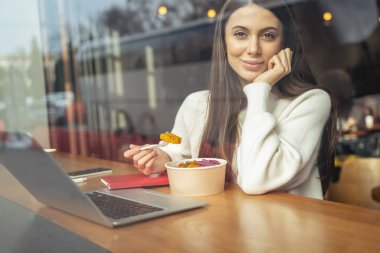 Pozitif mutlu esmer kız kamera poz