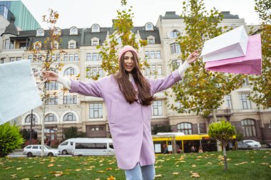 Kamerada poz veren uzun saçlı mutlu kadın.