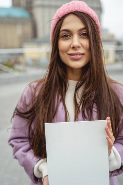 Kamerada poz veren mutlu genç kadın.