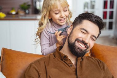 Mutlu baba ve kız evde eğleniyor.