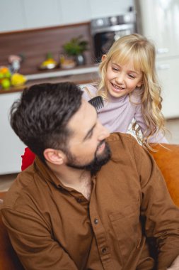 Mutlu baba ve kızı evde birlikte vakit