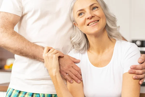 Aantrekkelijke vrolijke vrouw leunend tegen een man — Stockfoto