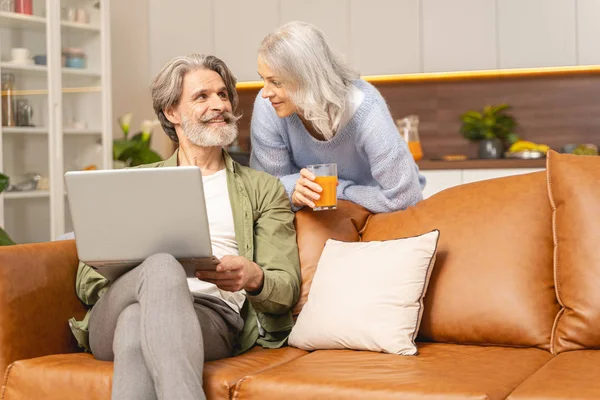 Sorrindo marido olhando para sua esposa satisfeita — Fotografia de Stock