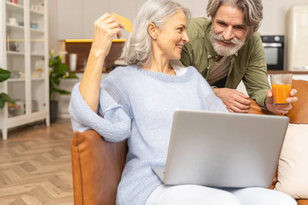 Mulher com um cartão sorrindo para um homem — Fotografia de Stock