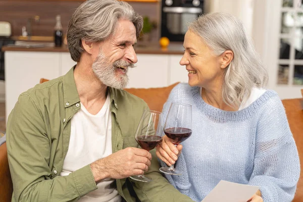 Dos alegres amigos disfrutando de la compañía. — Foto de Stock