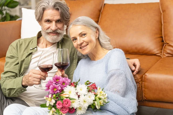 Damen med blommor tittar på kameran — Stockfoto