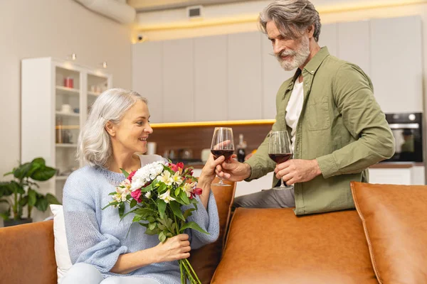 Getrouwd Kaukasisch echtpaar vieren hun trouwdag — Stockfoto