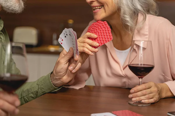 Male and a smiling woman holding cards — 스톡 사진