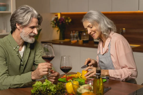 Casalinga che taglia verdure su un tagliere — Foto Stock