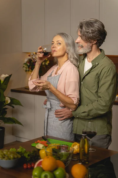 Домохозяйка пьет бокал красного вина — стоковое фото