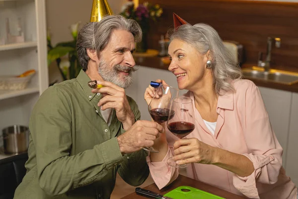 Vrolijk paar genieten van hun feest thuis — Stockfoto