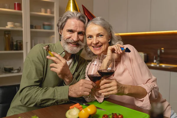 Ehepaar trägt Geburtstagsfolien-Hüte — Stockfoto