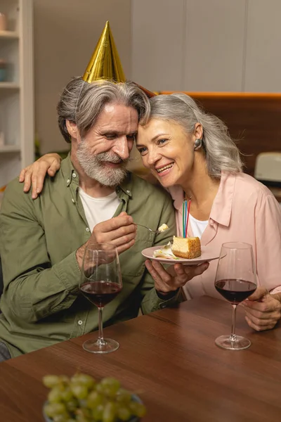Žena sedící se svým manželem u stolu — Stock fotografie