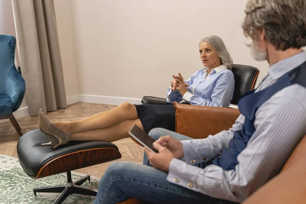 Mujer frustrada sentada en un consultorio de psicólogos —  Fotos de Stock